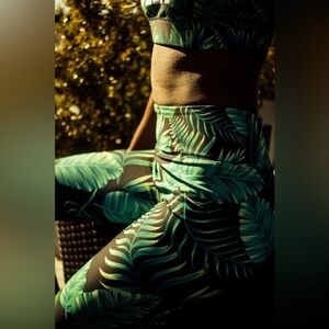 Zoezi Leggings Black and Green Damaris Palm Workout Leggings Size Small